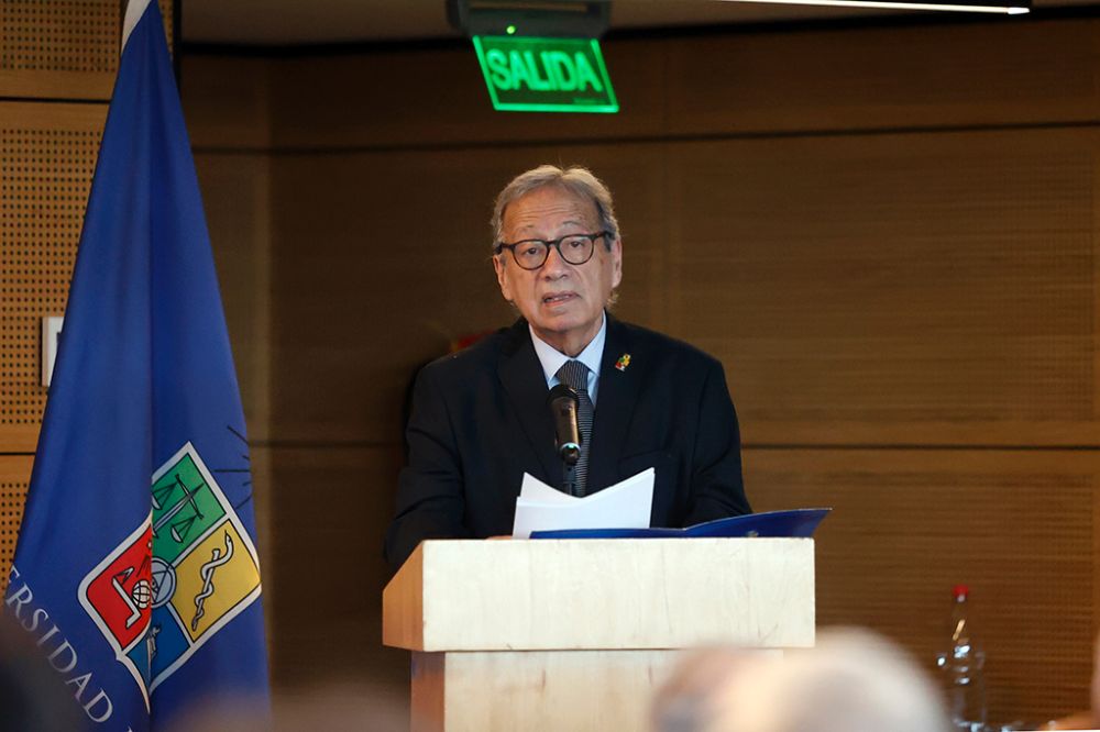 "Recordar a Bello no es solo un ejercicio de mera conmemoración histórica. Es, más bien, un acto de reconocimiento activo a un pensamiento cuya vigencia sigue interpelándonos hoy”, indicó el decano Raúl Villarroel.